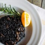 Risoto de arroz negro com cogumelos para deixar qualquer jantar um luxo