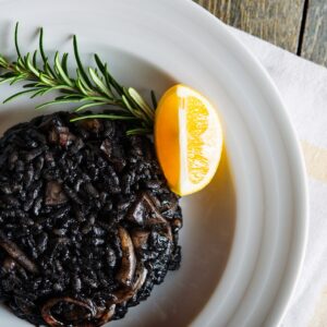 Risoto de arroz negro com cogumelos para deixar qualquer jantar um luxo