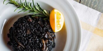 Risoto de arroz negro com cogumelos
