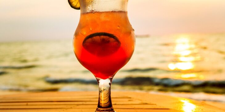 Receita de drink sex on the beach tradicional: não vai conseguir parar após o primeiro gole