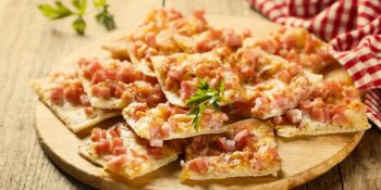 Aperitivo de queijo, presunto e bacon
