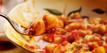 Nhoque com molho de tomate caseiro