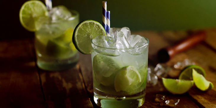 Receita de caipirinha de limão tradicional que todo mundo ama