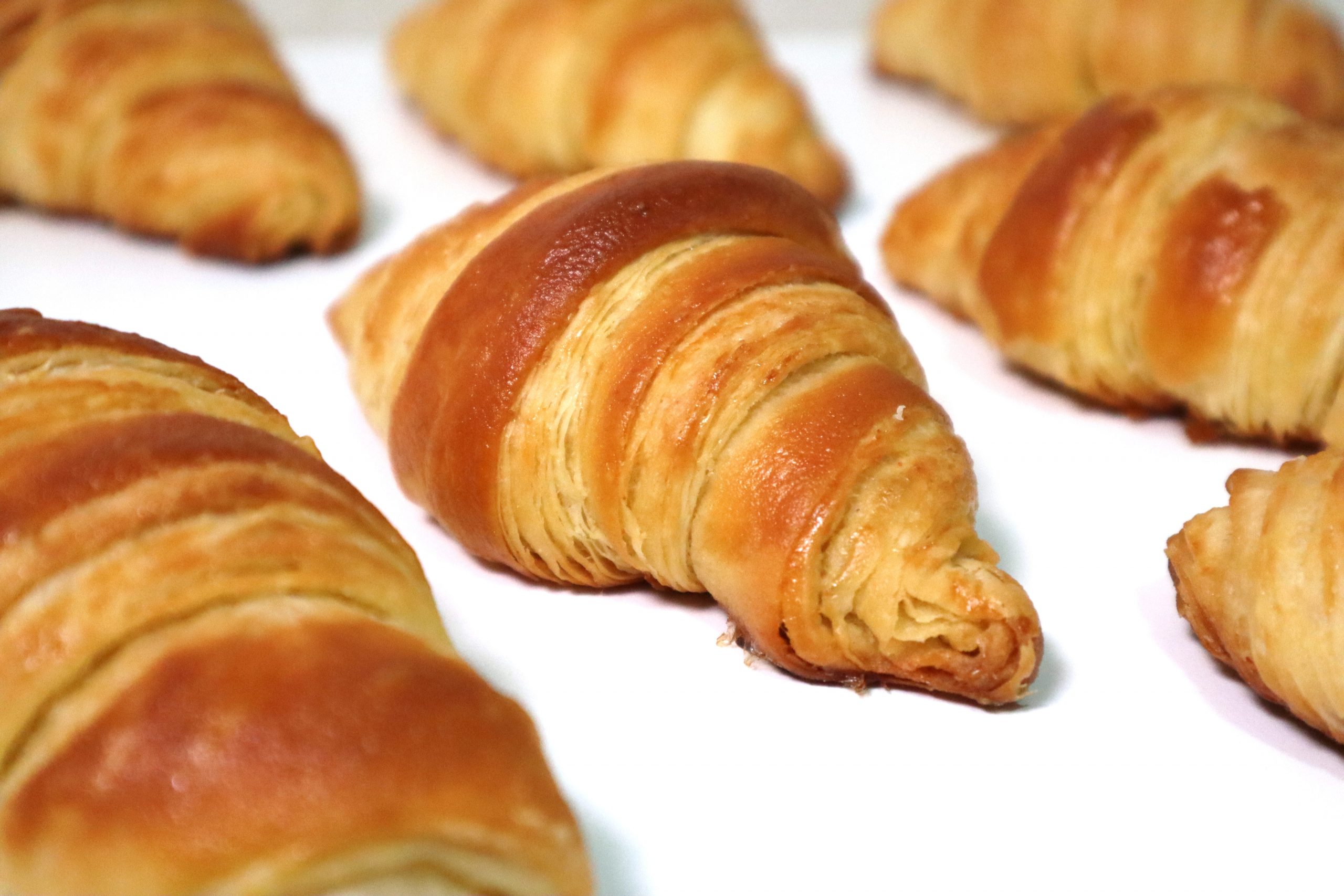 Croissant de chocolate com massa folhada