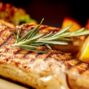 filé de peito de frango grelhado com batatas