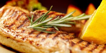 Filé de peito de frango grelhado com batatas