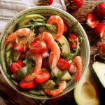 Salada de camarão, abacate e rúcula: receita fácil e simples