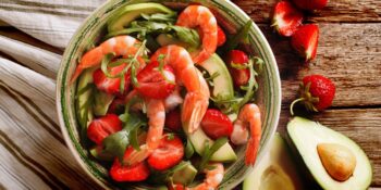 Salada de camarão, abacate e rúcula