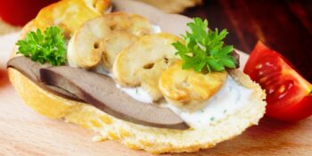 Baguete com fígado e cogumelos