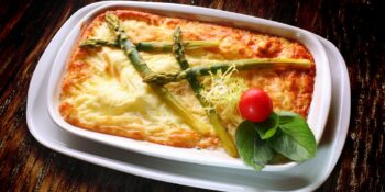 Omelete gratinado com aspargos frescos