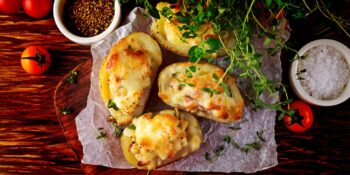 Batata assada com presunto e queijo