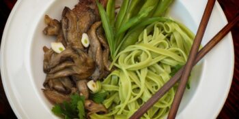 Fettuccine com vagem e cogumelos