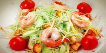 Salada de camarão com tomate-cereja