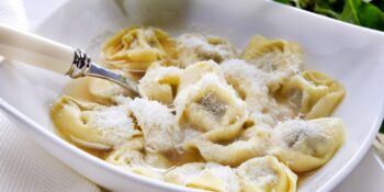 Capeletti ao caldo de carne e queijo