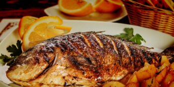 Peixe inteiro grelhado