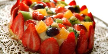 Bolo com frutas frescas