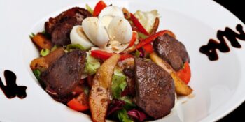 Salada com fígado de frango