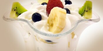 Salada de frutas com chantilly