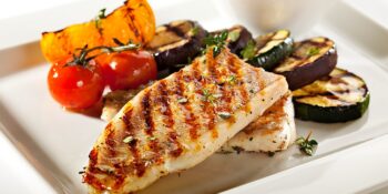 Filé de peixe grelhado com abobrinha