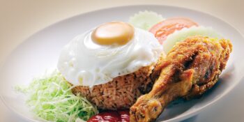 Arroz frito com coxas de frango