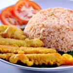 Arroz frito com frango empanado tudo gostoso
