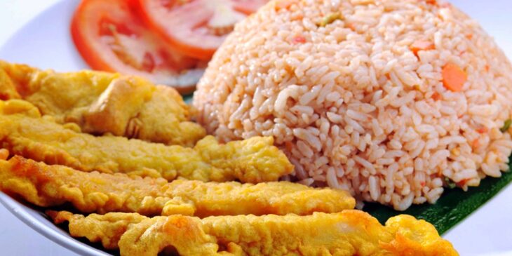 Arroz frito com frango empanado tudo gostoso