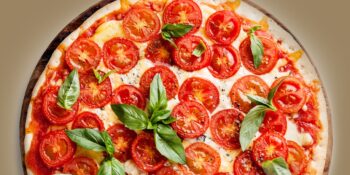 Pizza com tomates-cereja