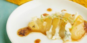 Pera caramelizada com queijo gorgonzola