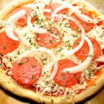 Receita de pizza com linguiça calabresa e cebola para os sábados em família