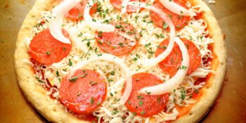 Pizza com linguiça calabresa e cebola
