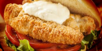 Hambúrguer de frango com molho de iogurte
