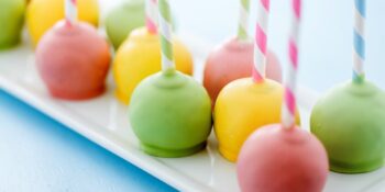 Pirulitos de brigadeiro cobertos com fondant