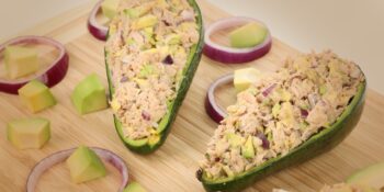Salada de atum, abacate e cebola