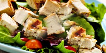 Salada de frango grelhado com abóbora ao forno