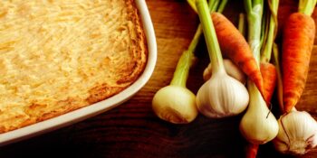 Gratinado de batata, cenoura e alho poró