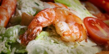 Salada caesar com camarão
