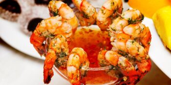 Camarão aperitivo com molho de pimenta-rosa