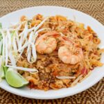 Macarrão frito com camarão simples fácil