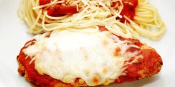 Frango à parmegiana com molho picante