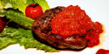 Lombo de porco com molho de tomate fresco