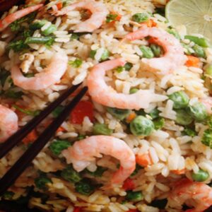 Arroz frito com camarão simples fácil prático