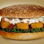 Receita de hambúrguer de nugget de frango para fazer com a família