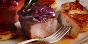 lombo suíno com cebolas caramelizadas