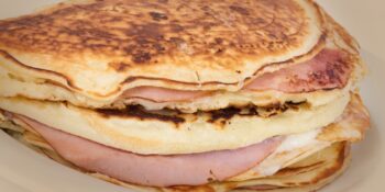 Sanduíche de panqueca americana e peito de peru