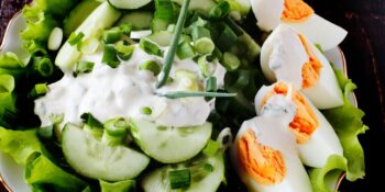 Salada de alface, pepino e ovo com molho de iogurte