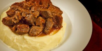 Carne assada turca com purê de batatas kebab