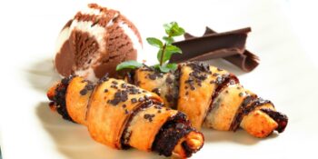 Croissant de chocolate com massa folhada