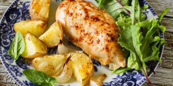 File de peito de frango assado com rúcula e batata