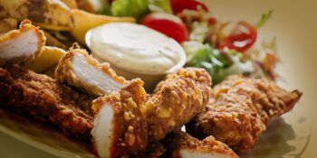 Aperitivo de filé de frango com molho de iogurte