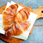 Receita de croissant tradicional bem francês direto pra sua mesa